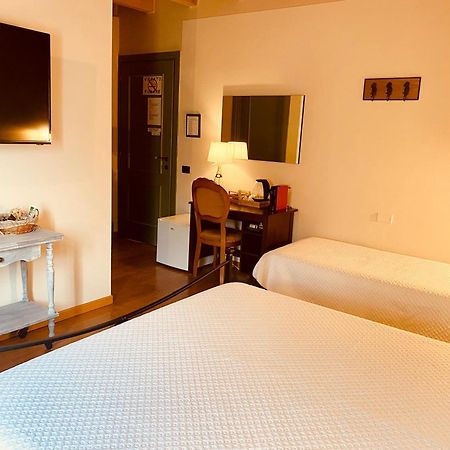 La Casina Hotel Dello Luaran gambar