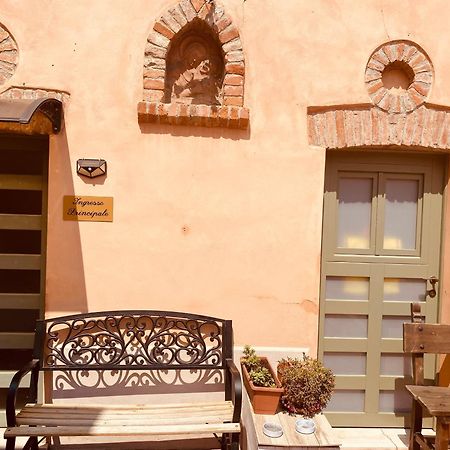 La Casina Hotel Dello Luaran gambar