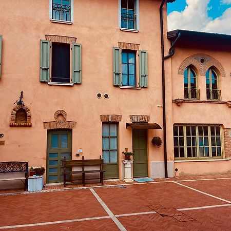 La Casina Hotel Dello Luaran gambar