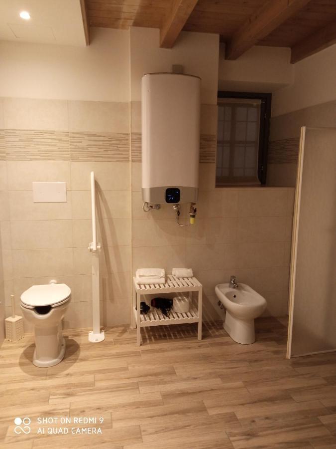 La Casina Hotel Dello Luaran gambar
