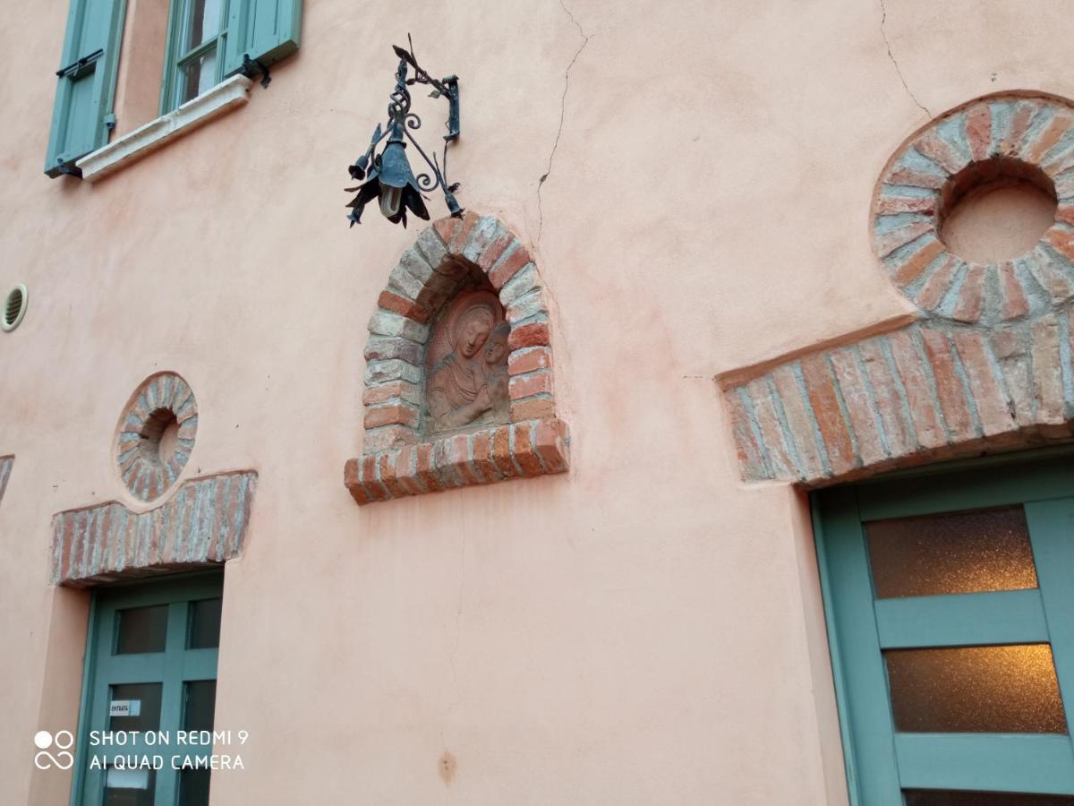 La Casina Hotel Dello Luaran gambar