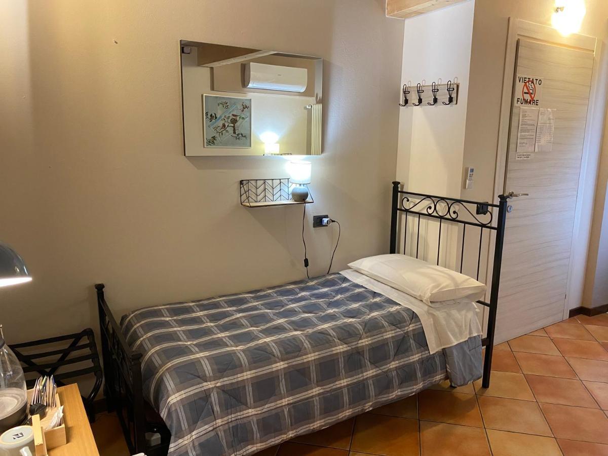 La Casina Hotel Dello Luaran gambar