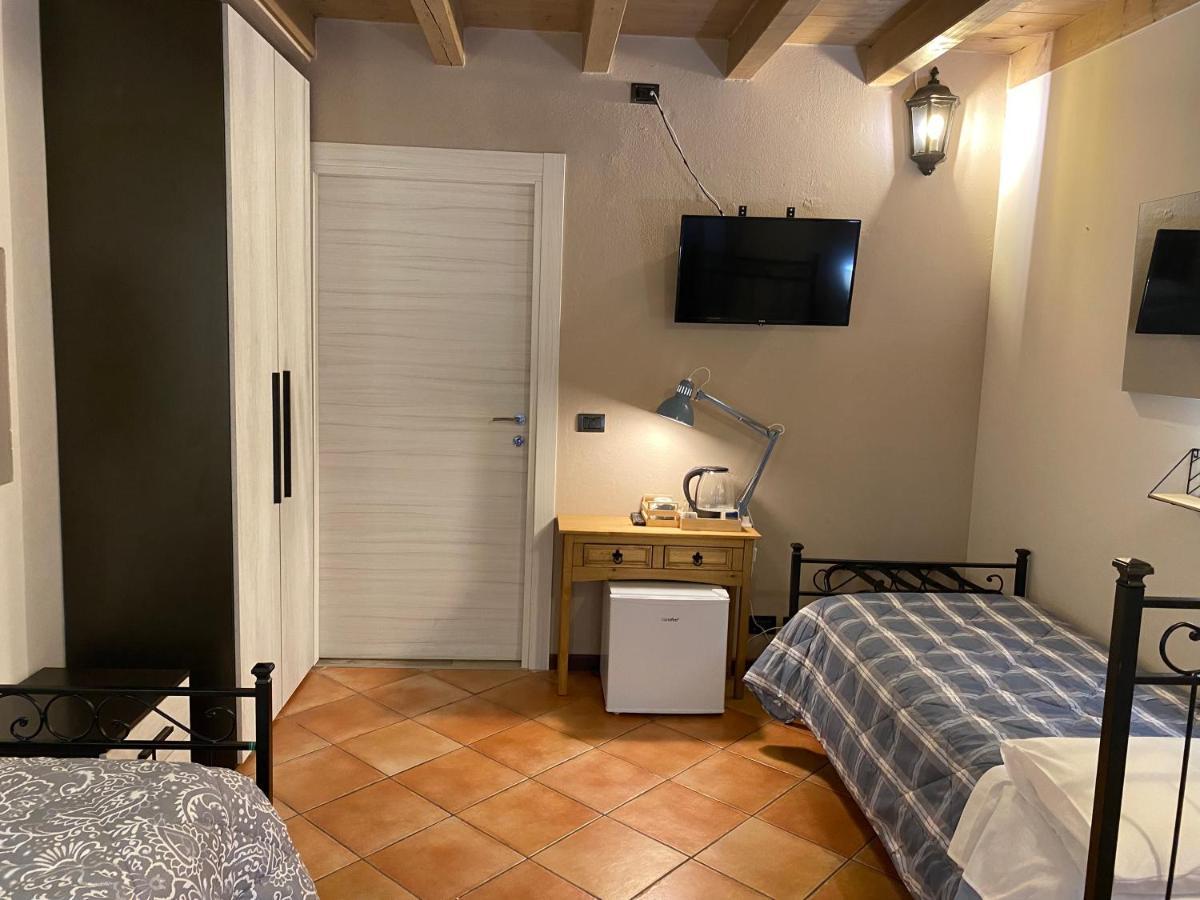 La Casina Hotel Dello Luaran gambar