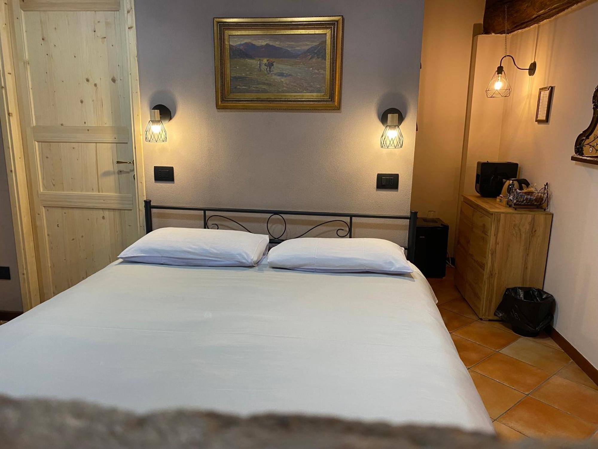 La Casina Hotel Dello Luaran gambar