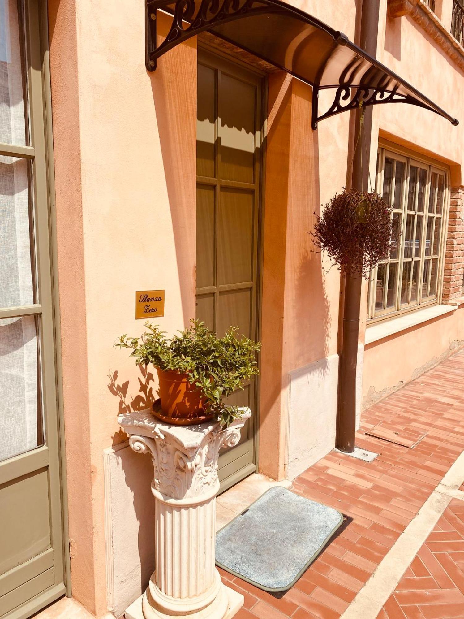 La Casina Hotel Dello Luaran gambar