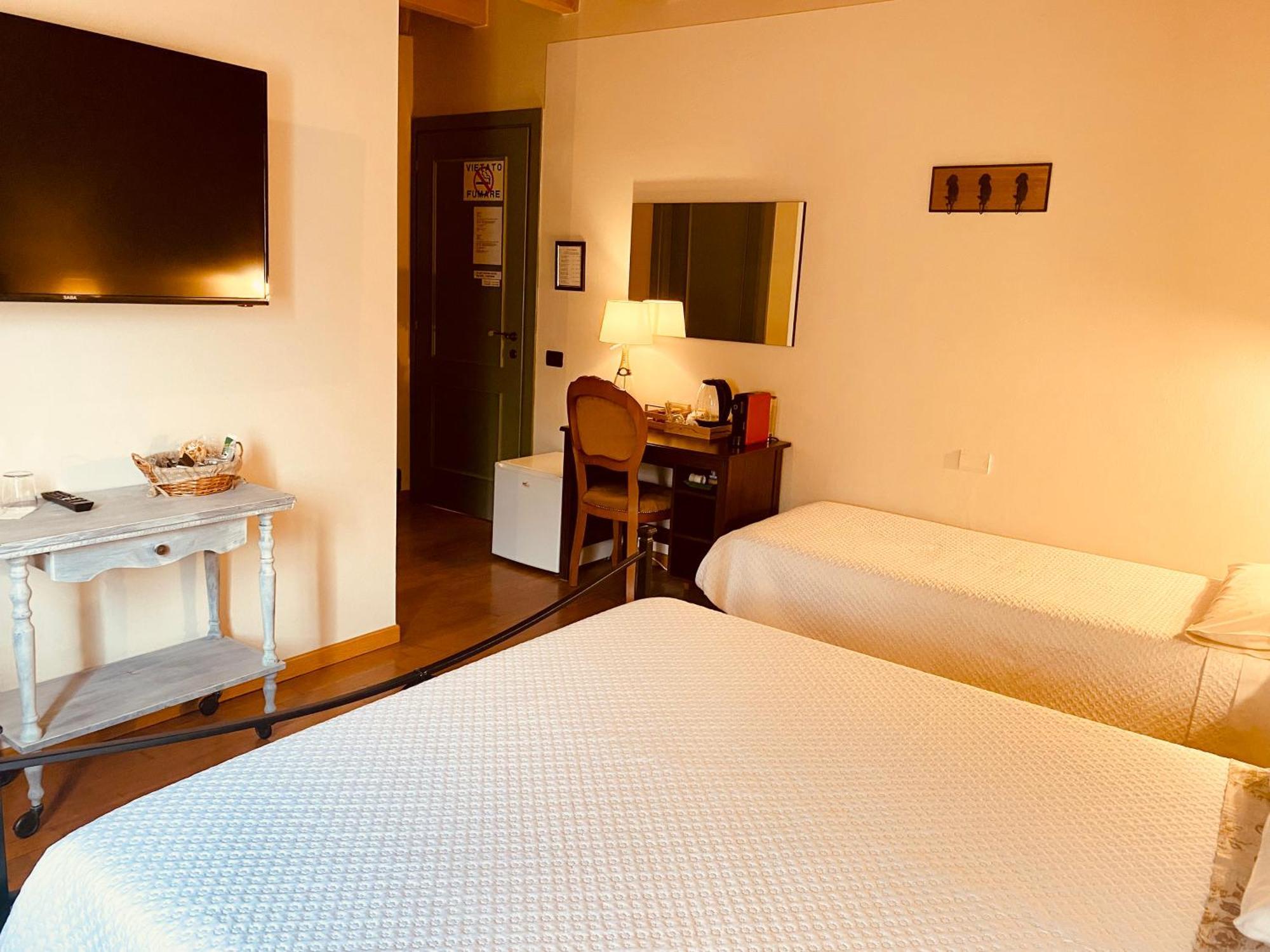 La Casina Hotel Dello Luaran gambar