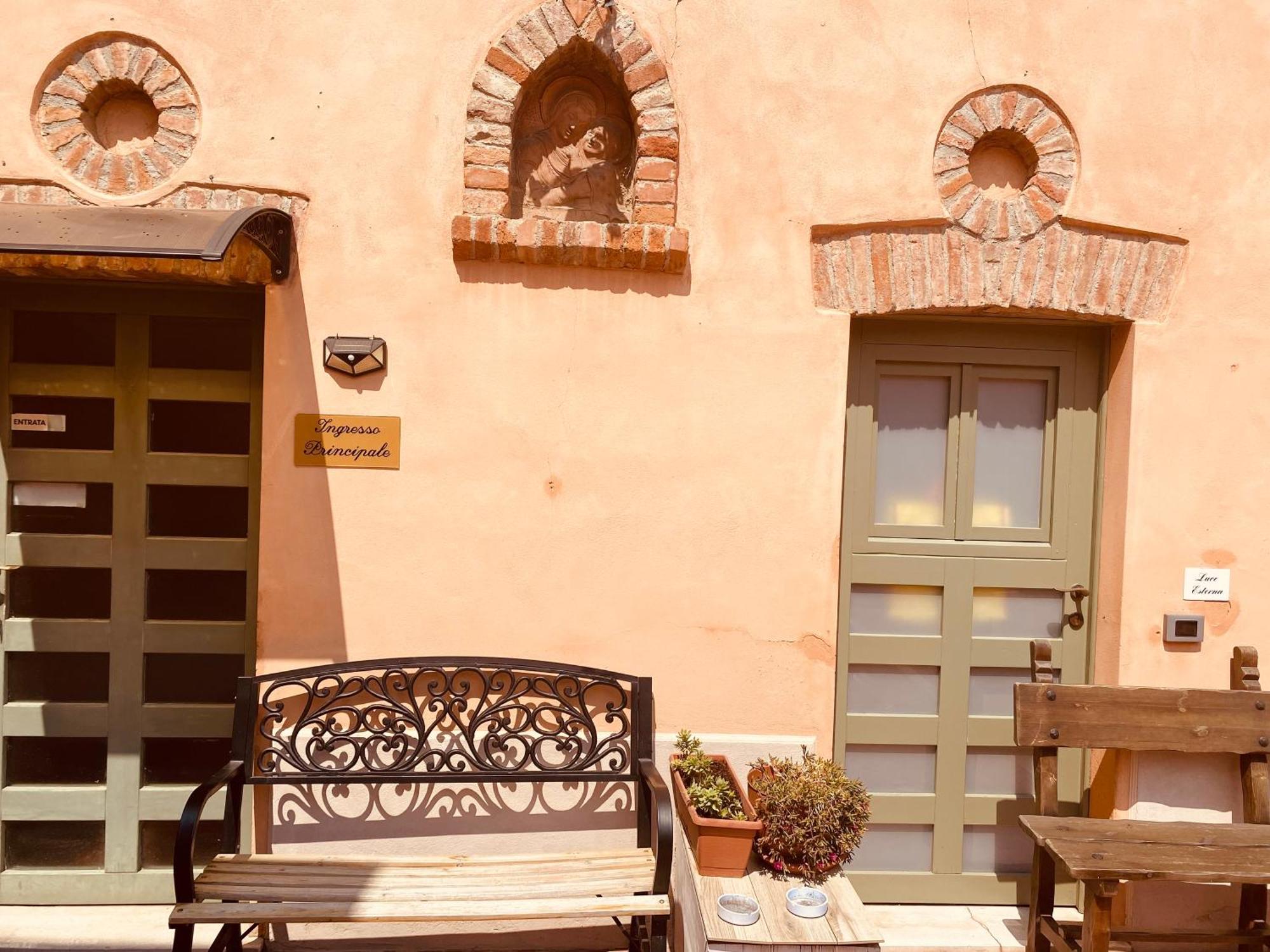 La Casina Hotel Dello Luaran gambar