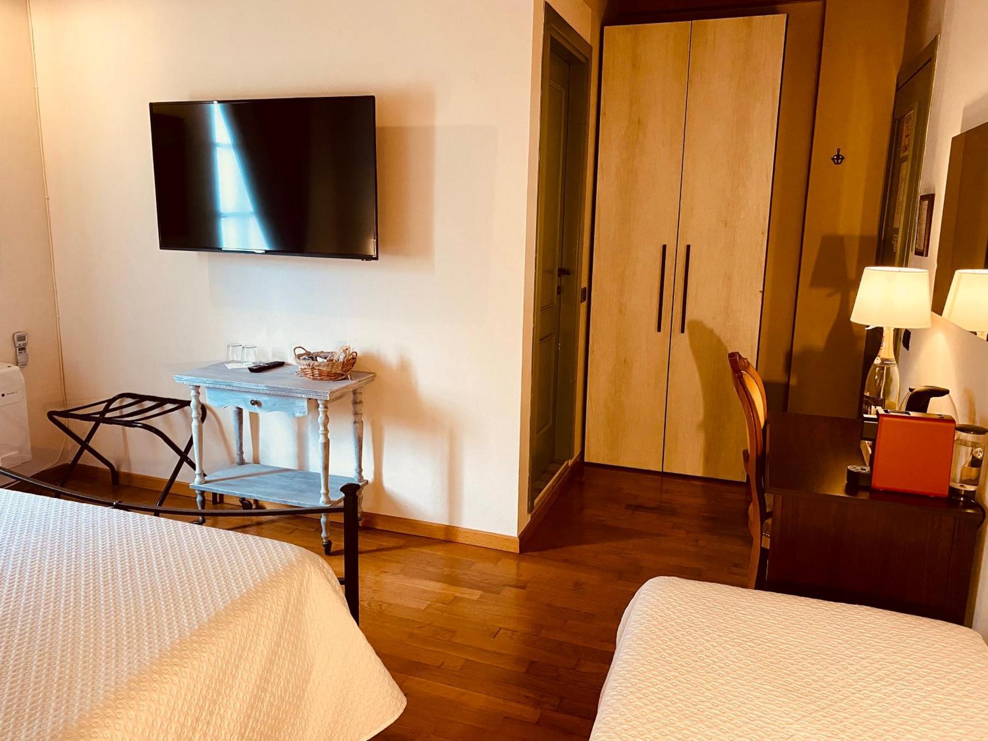La Casina Hotel Dello Luaran gambar