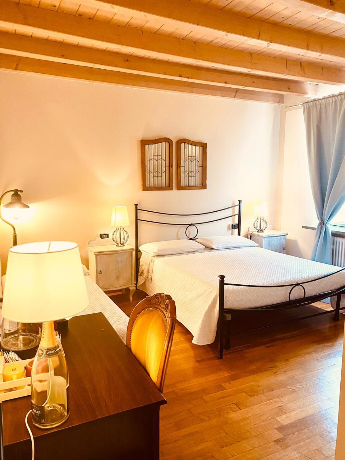 La Casina Hotel Dello Luaran gambar