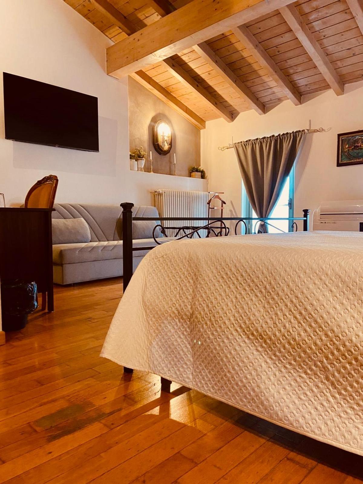 La Casina Hotel Dello Luaran gambar