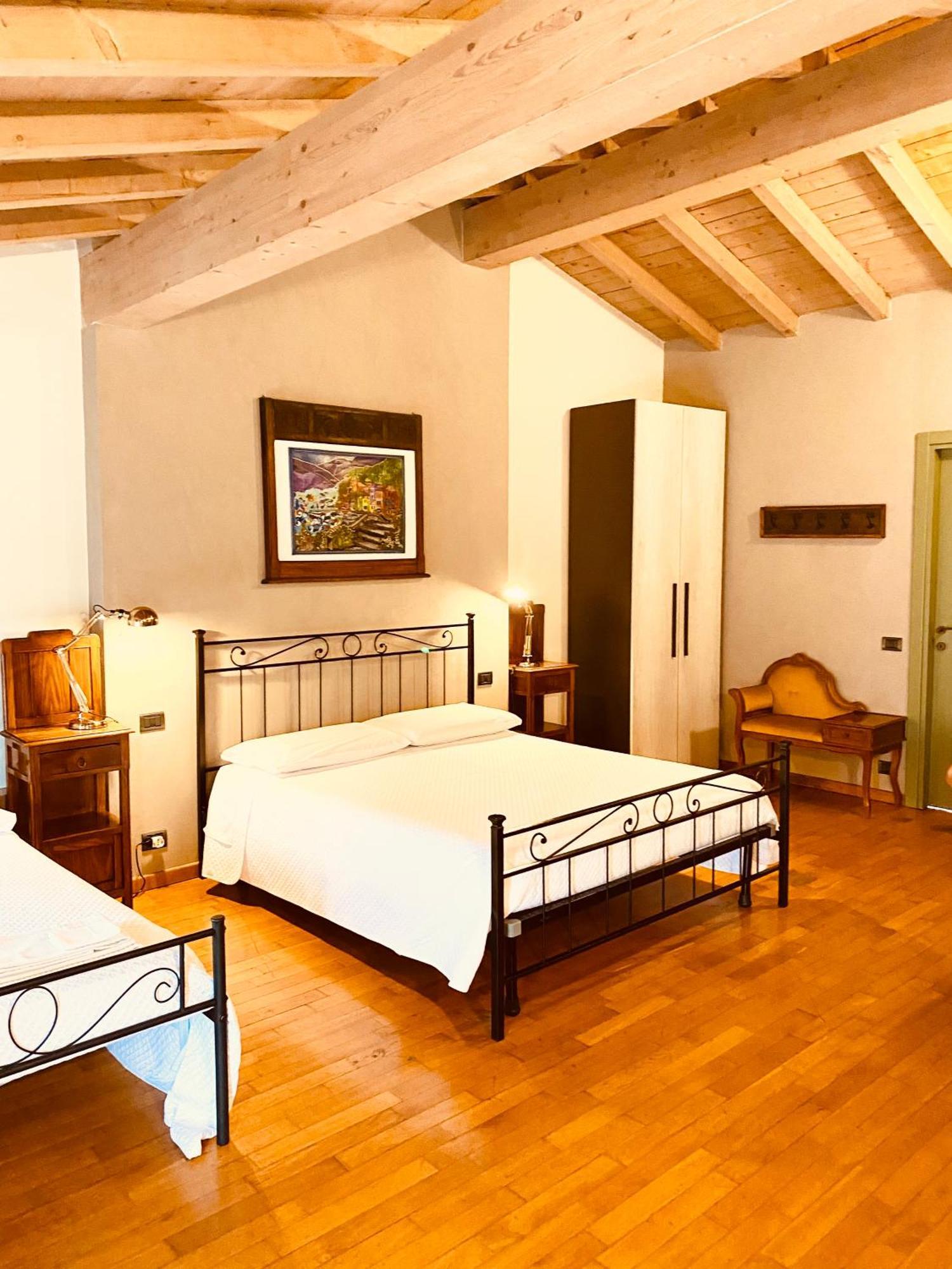 La Casina Hotel Dello Luaran gambar