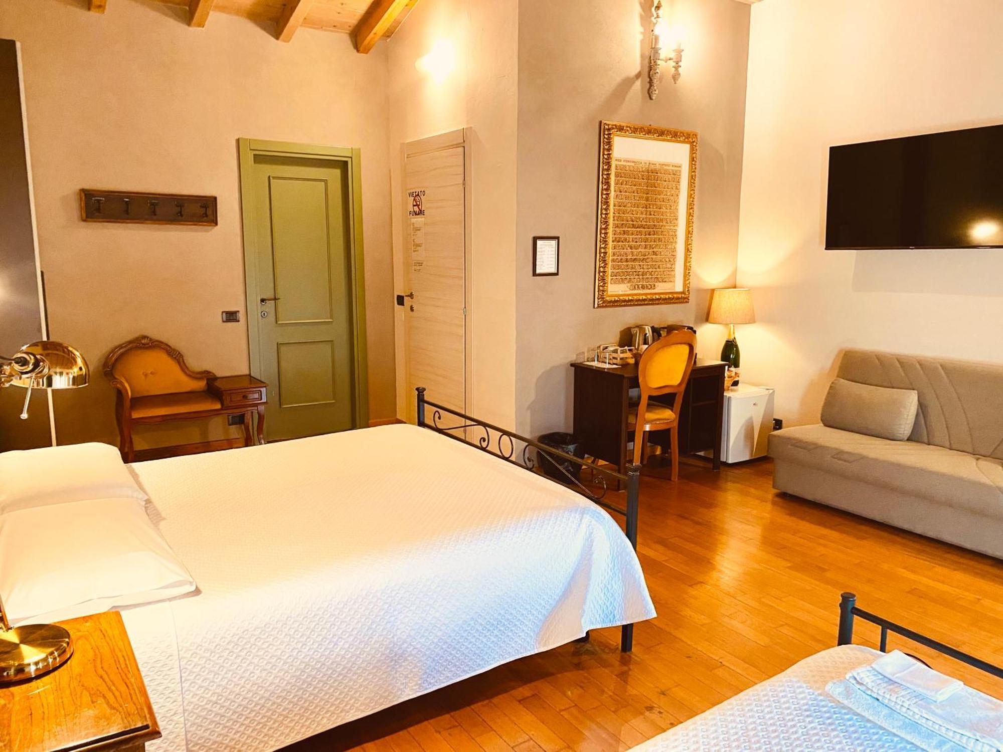 La Casina Hotel Dello Luaran gambar