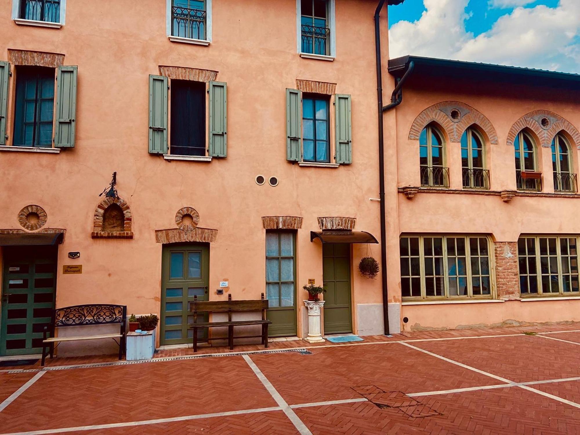 La Casina Hotel Dello Luaran gambar