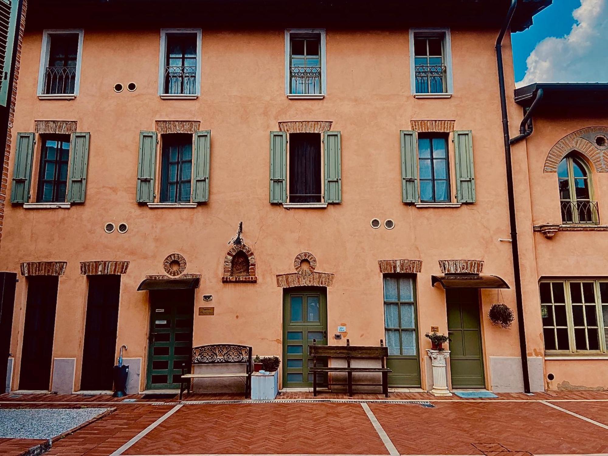La Casina Hotel Dello Luaran gambar